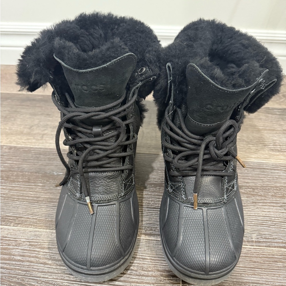 Crocs Womens AllCast Luxe Duck Snow Boot Black Faux Fur Lined Lace Up